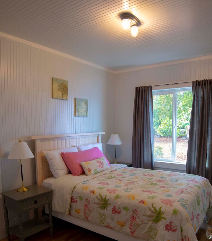 Dormitorio del piso principal.  Con vistas al agua y al jardín.