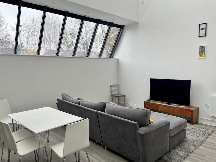 Stylish Unique 2 Bed Duplex Apartment With Parking - St Albans, UK