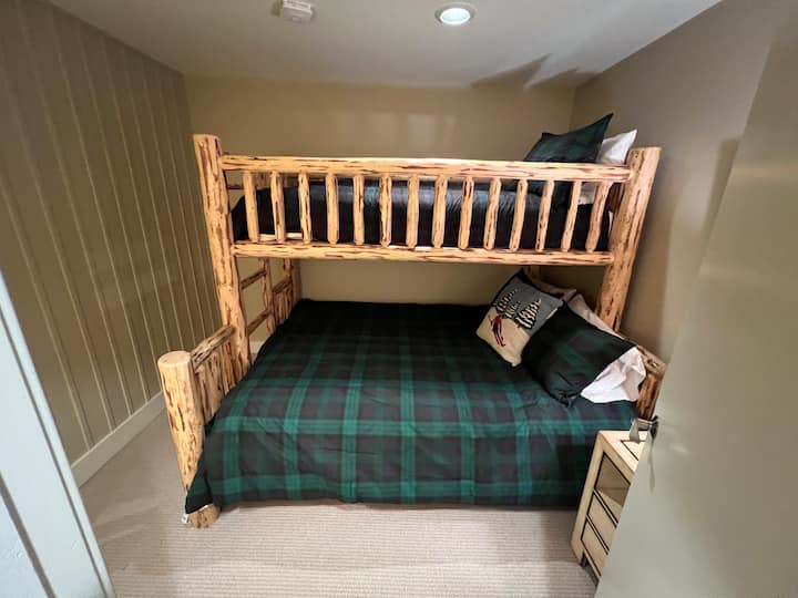 Poschodová izba s dolnou manželskou posteľou a horným dvojčaťom