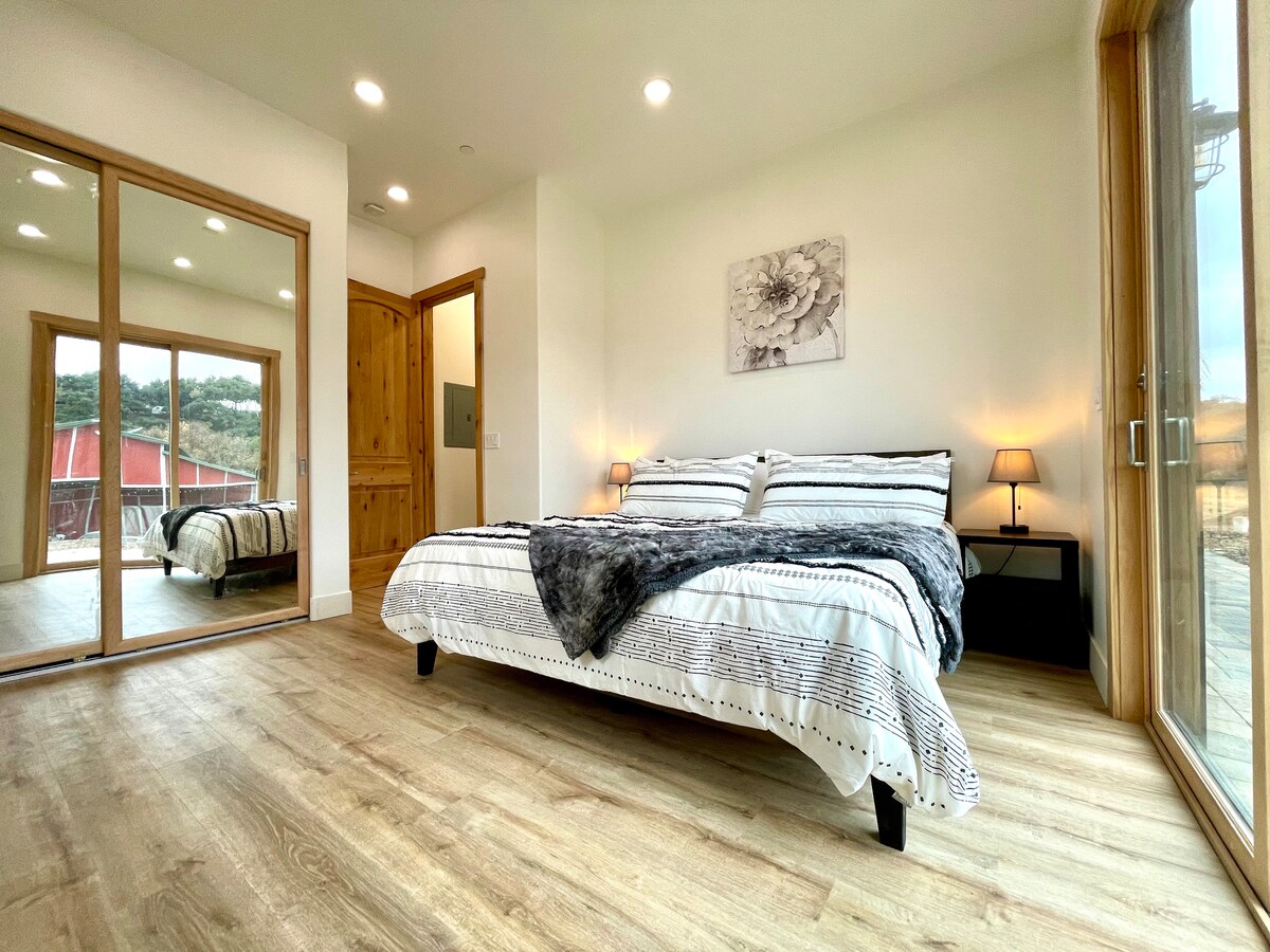 Segundo dormitorio para huéspedes con cama tamaño king.