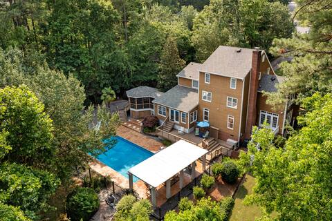 Paradise Getaway With Hot Tub & Attached Gazebo!