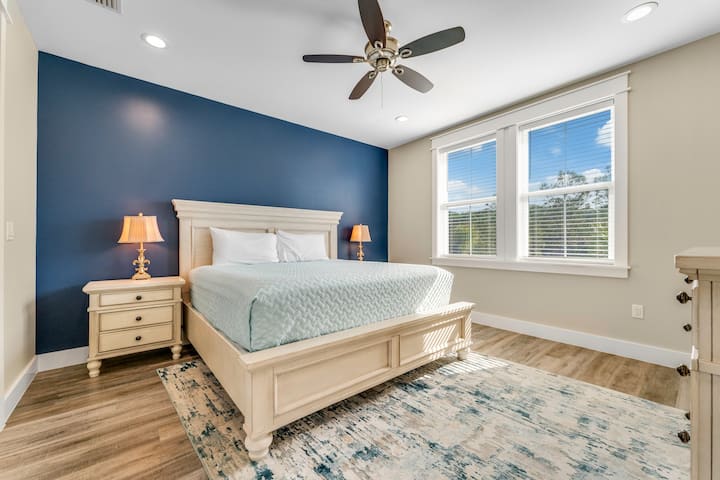 
Top Floor King Bedroom 