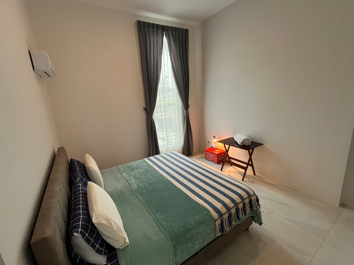 ห้องนอนที่ 3 ในชั้นแรกพร้อมเตียงคิงไซส์และห้องน้ำส่วนตัว