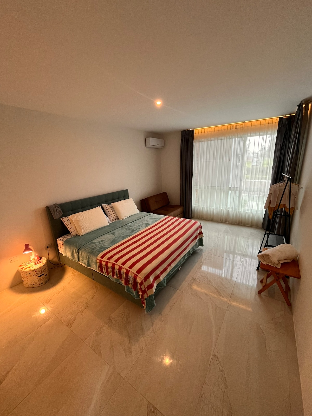 ห้องนอนที่สองบนชั้นหนึ่งพร้อมเตียงคิงไซส์และเตียงเดี่ยวพร้อมห้องน้ำส่วนตัว