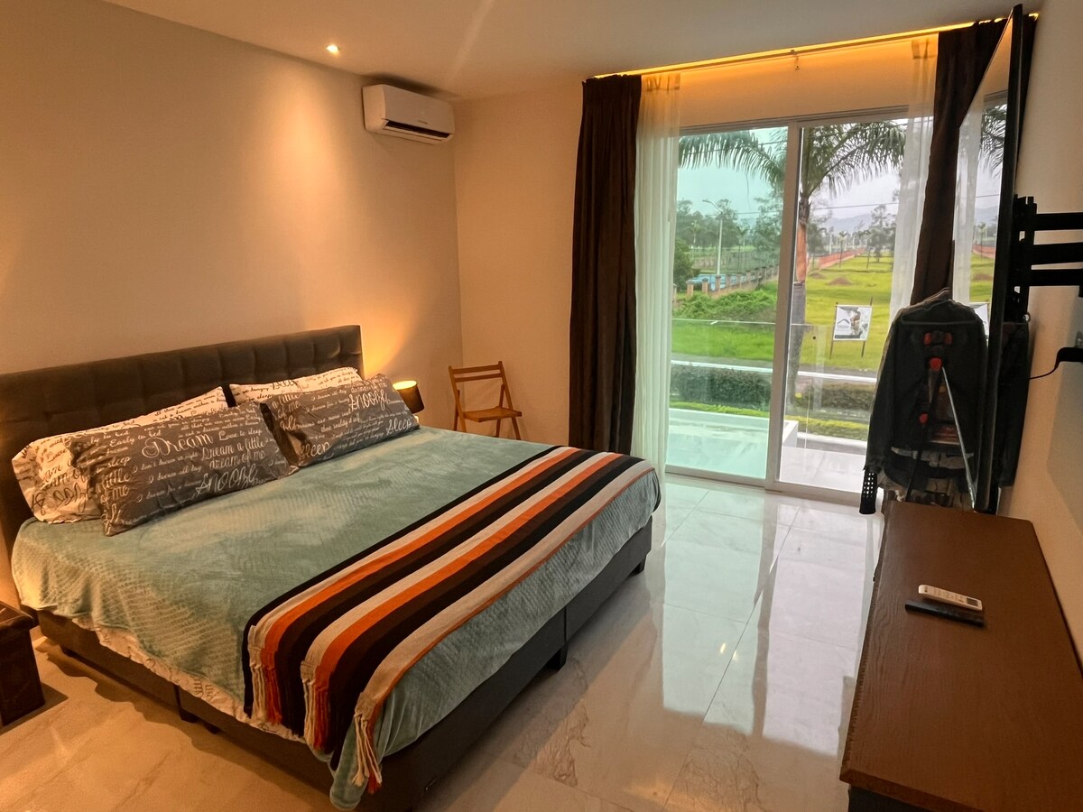 ห้องนอนใหญ่ชั้น 2 พร้อมห้องน้ำส่วนตัว