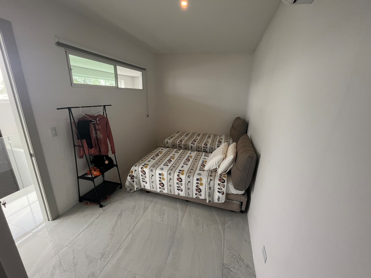 ห้องนอนที่ 4 ชั้น 2 มีเตียง 2 เตียงและเตียงเสริมขนาด 1 ตารางเมตรแต่ละห้องมีห้องน้ำส่วนตัว