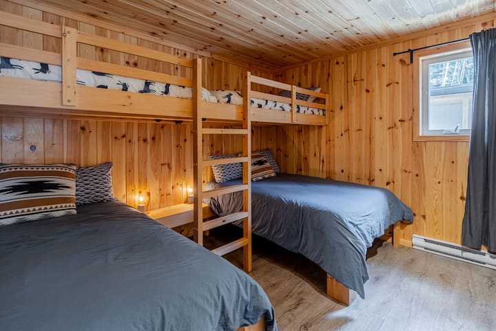 Family room composed of two double beds and two single bunk beds. 

*Note that for health/safety reasons, cleaning companies change the bedding of bunk beds but do not redo them entirely. 