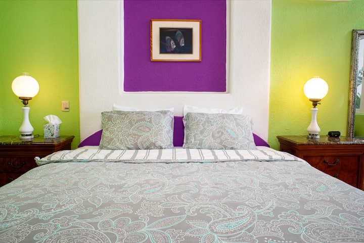Quarto principal no andar de cima com cama king e banheiro privativo