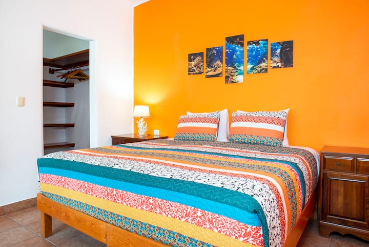 Quarto coral com cama king