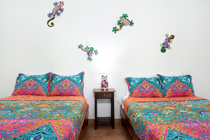 Quarto turquesa com 2 camas de casal / casamento.