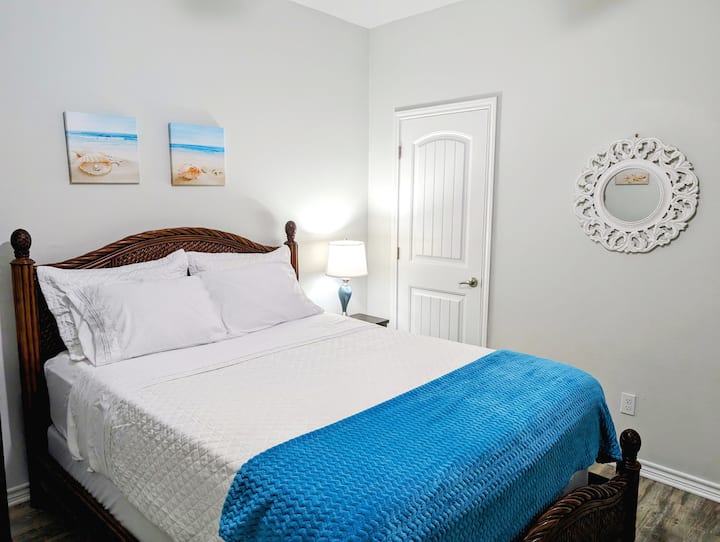 חדר שינה שני עם מיטת קווין סייז