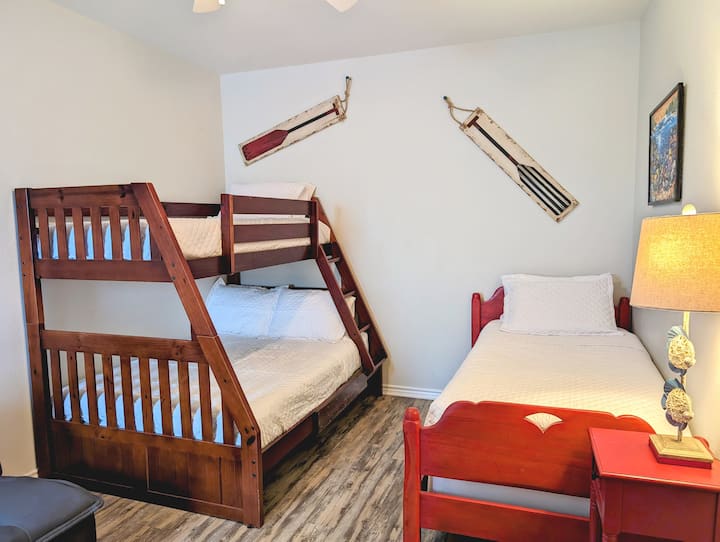 חדר שינה שלישי עם מיטת קומתיים, מיטת יחיד ופוטון/ספה מלאה