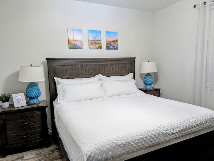 חדר שינה ראשי בקומה הראשונה עם מיטת קינג סייז