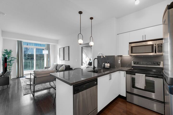 Chic 3BR – Free Parking – Downtown – City View gallery image 3