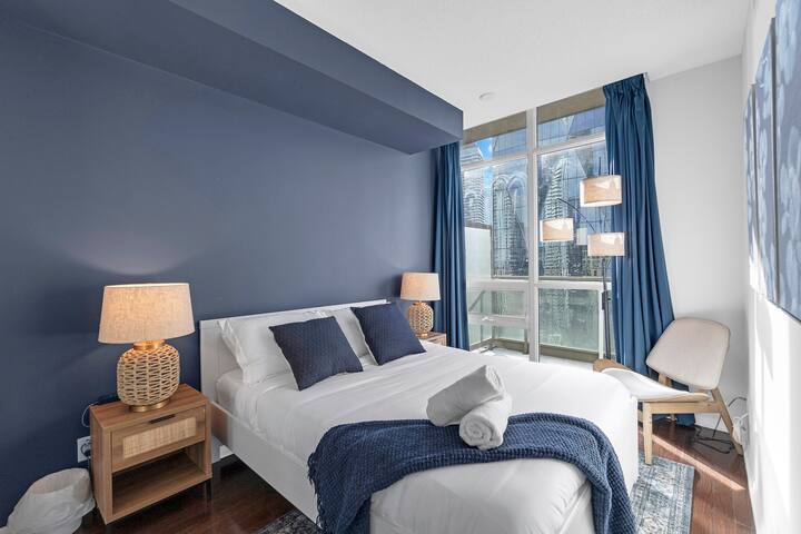 Chic 3BR – Free Parking – Downtown – City View gallery image 5