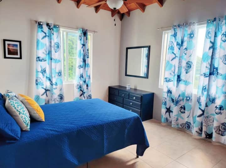 Pozdravite se sa svojim brigama dok se opuštate s pogledom na ocean. Krevetna soba br. 3 potpuno je opremljena stropnim ventilatorom kako biste se rashladili tijekom noći. 