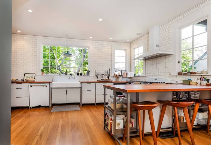 Modern Craftsman 3 Bedroom Home w/ Teak Hot Tub gallery image 5