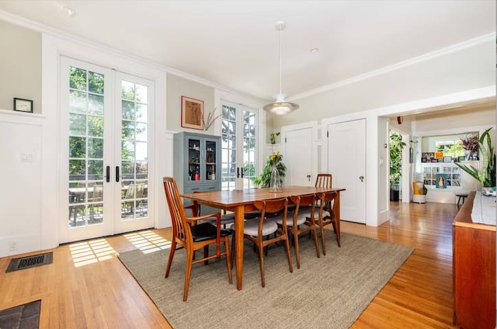 Modern Craftsman 3 Bedroom Home w/ Teak Hot Tub gallery image 4