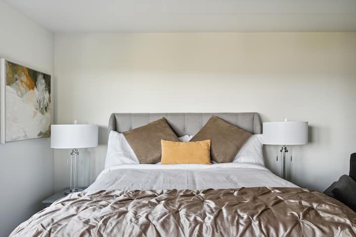 Საძინებელი 1 დიდი ზომის საწოლით, რომელიც მაღალია ხედების გადასაღებად.