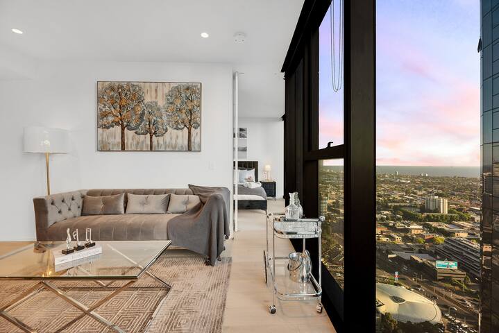 Glamorous Sky high Apartment gallery image 2