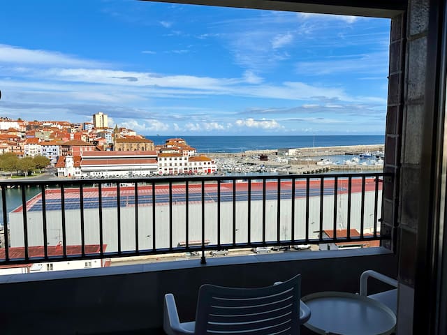 Apartment with sea view in the center