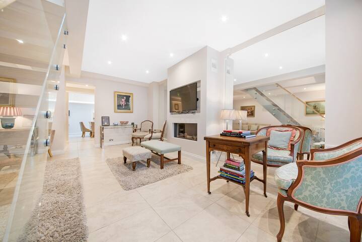 Entire Stunning Nothing Hill House with terrace gallery image 3