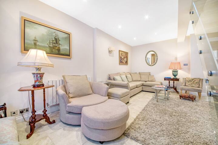 Entire Stunning Nothing Hill House with terrace gallery image 2