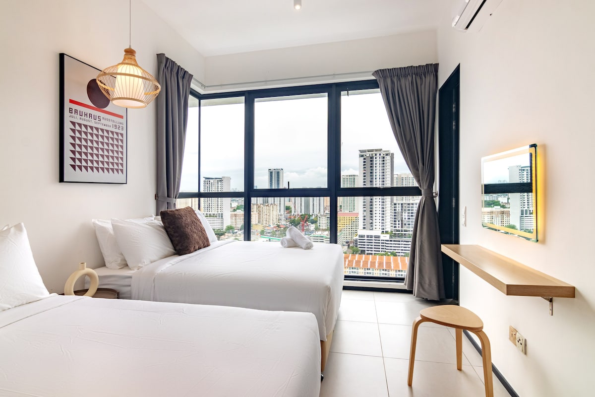 Un dormitorio cómodo cuidadosamente diseñado, ideal para descansar y rejuvenecer con calidad. Cada habitación está equipada con nuestro colchón tamaño queen King Koil de 14 pulgadas, que garantiza un soporte superior y una noche de sueño excepcional.