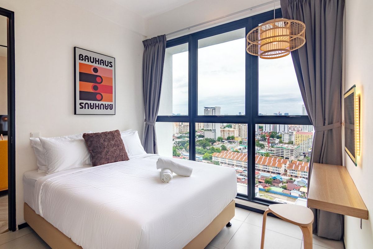 Un dormitorio cómodo cuidadosamente diseñado, ideal para descansar y rejuvenecer con calidad. Cada habitación está equipada con nuestro colchón tamaño queen King Koil de 14 pulgadas, que garantiza un soporte superior y una noche de sueño excepcional.