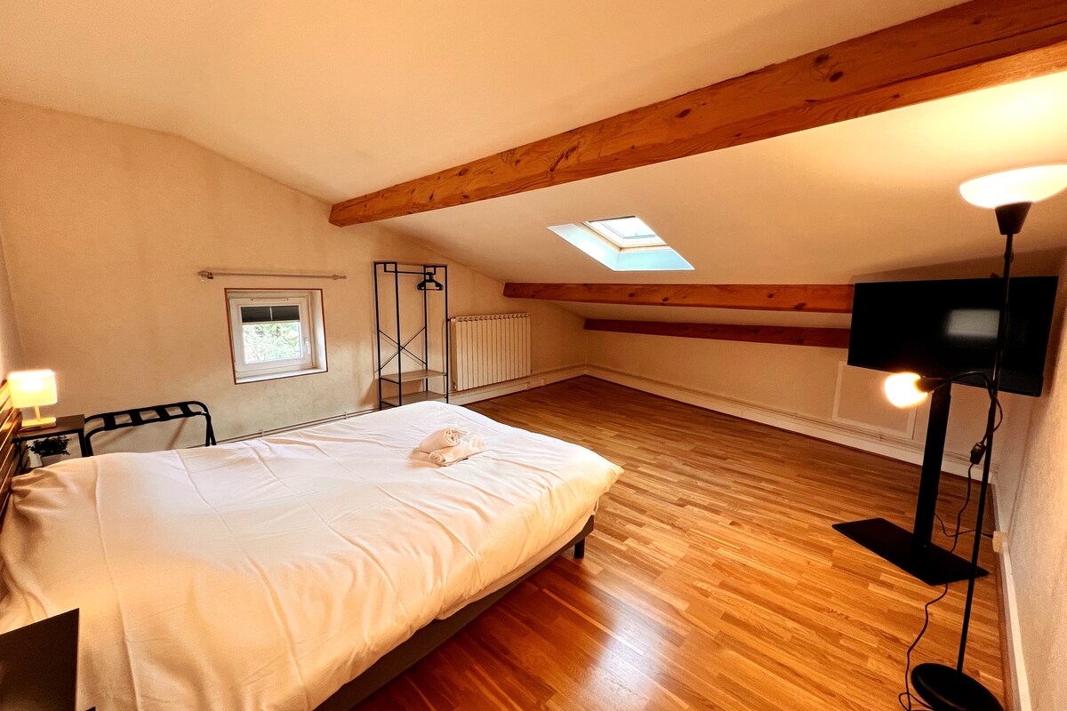 Dhoma e gjumit 2 me krevat dopio 160 x 200, depo dhe televizor. 