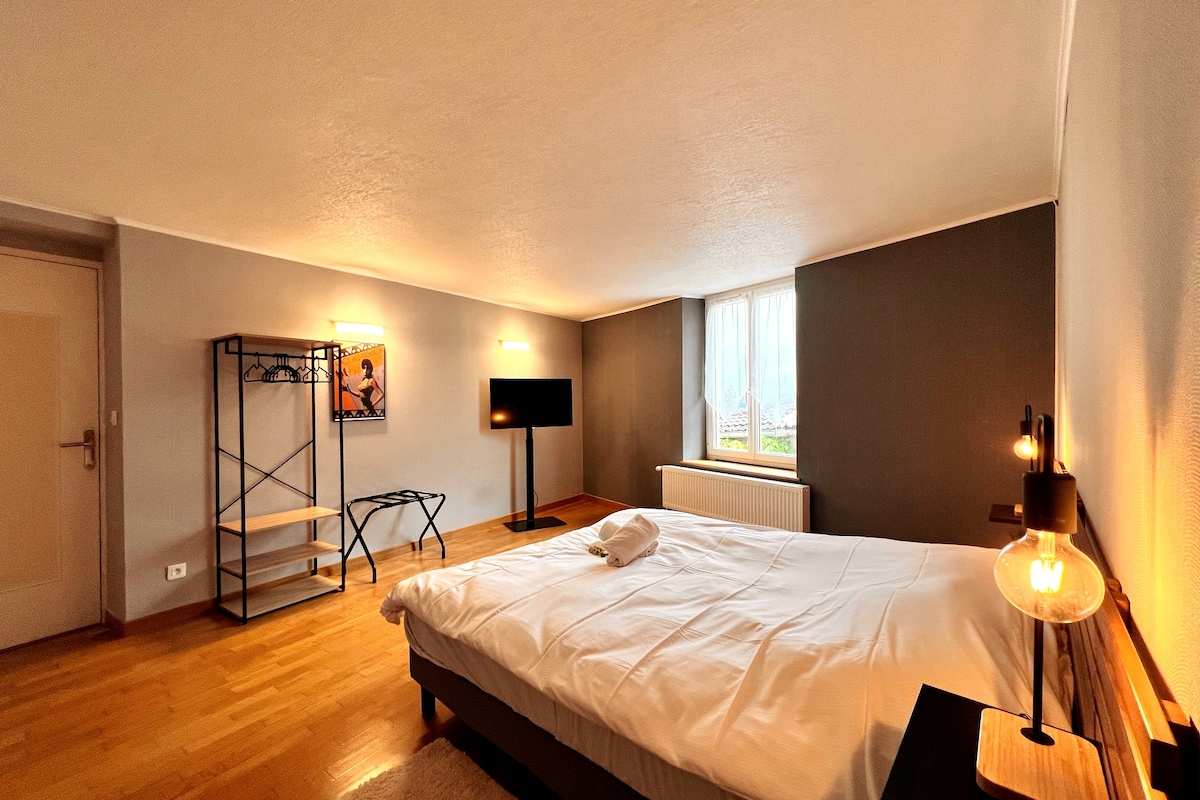 Dhoma e gjumit 1 me krevat dopio 160 x 200, depo dhe televizor. 