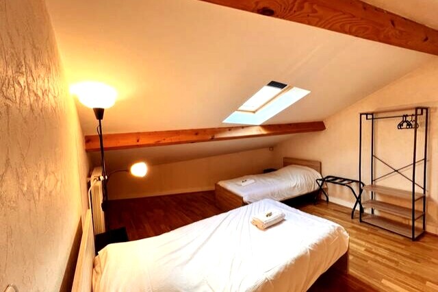 Dhomë gjumi 3 me dy krevate tek.