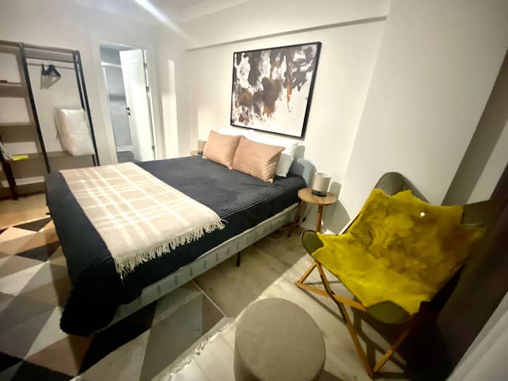 غرفة رئيسية بسرير مزدوج وحمام وشرفة