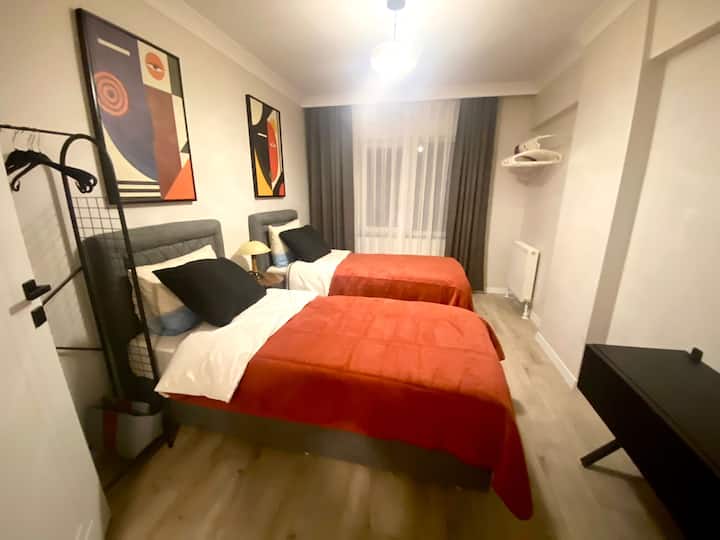 تحتوي غرفة النوم على سريرين مفردين، يمكنك تحويلهما إلى سرير مزدوج كبير عند الجمع.