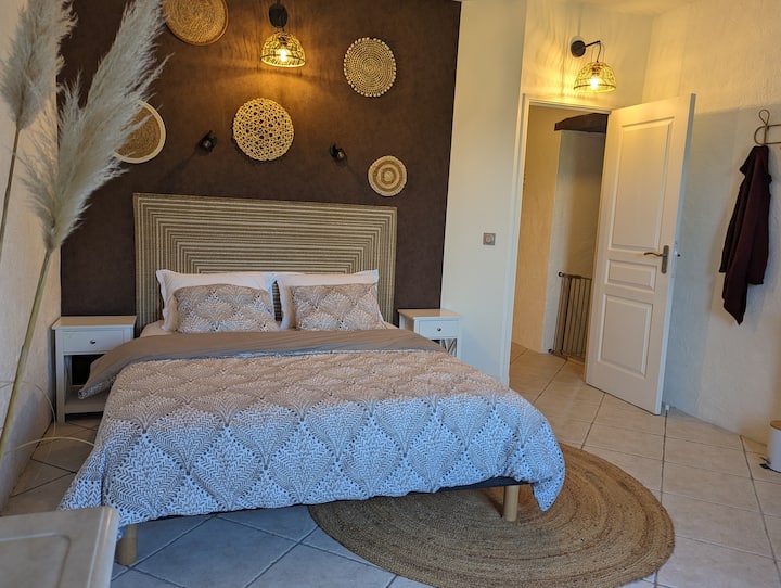 Chambre Chocolat
1 lit double, 1 douche, 1 lavabo et un balcon
Porte fenêtre au sud