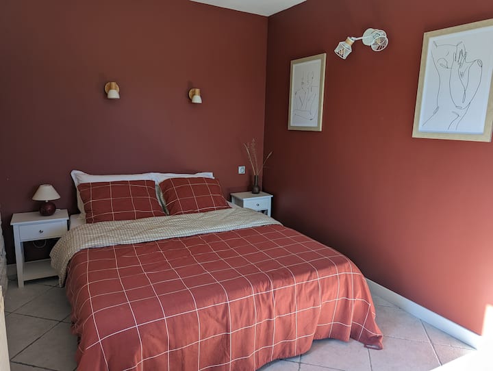 Chambre Harem
1 lit double, 1 lit bébé et une table à langer
Fenêtre au sud et à l'ouest