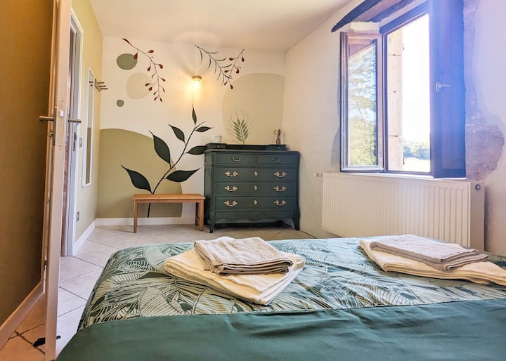 Chambre Hermine
1 lit double
Fenêtre à l'ouest