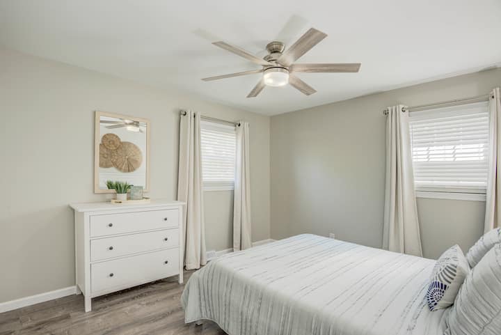Bedroom #1 - Queen Bed