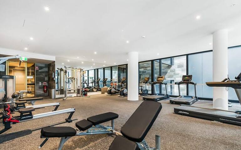 2-bed Apt w/ Pool, Gym & Parking! Near Albert Park gallery image 2