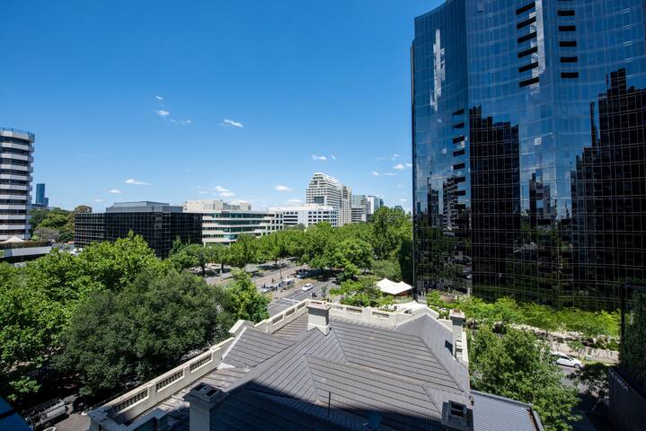 2-bed Apt w/ Pool, Gym & Parking! Near Albert Park gallery image 3