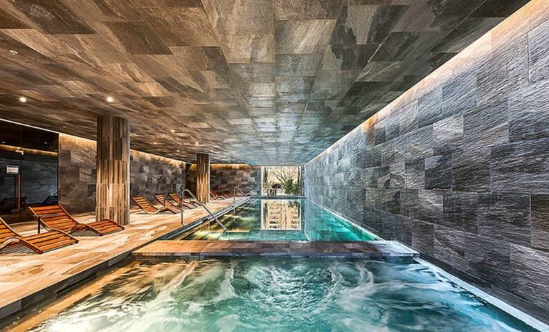 2-bed Apt w/ Pool, Gym & Parking! Near Albert Park gallery image 5