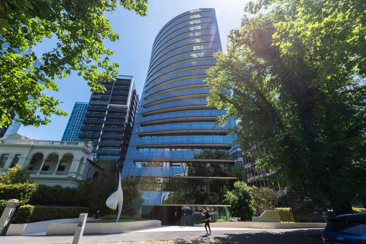 2-bed Apt w/ Pool, Gym & Parking! Near Albert Park gallery image 4