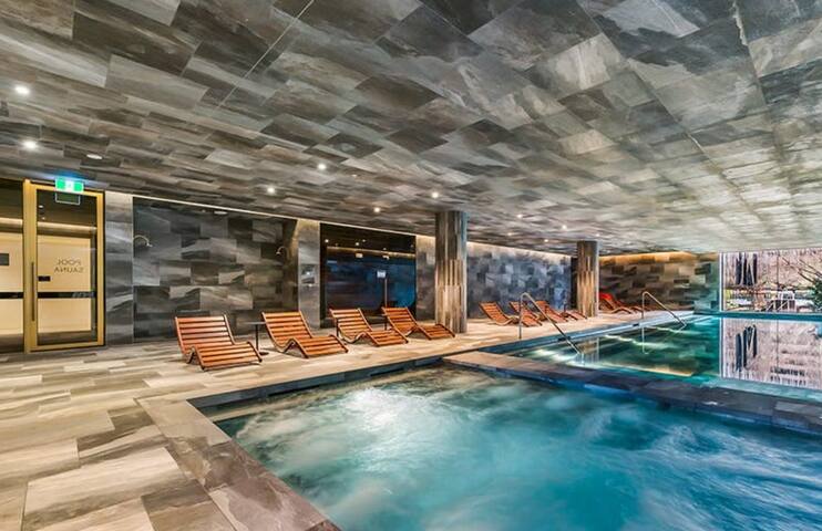 2-bed Apt w/ Pool, Gym & Parking! Near Albert Park