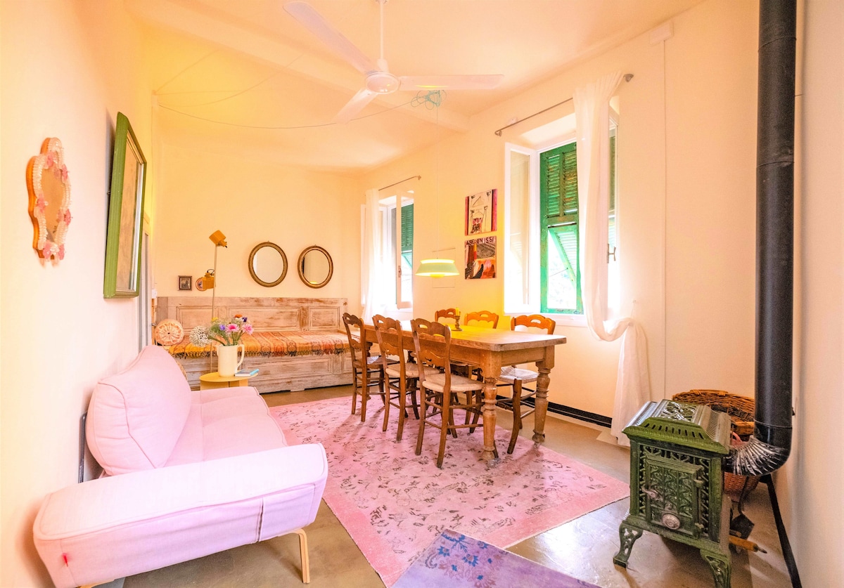 Dnevni boravak/spavaća soba
Dnevni krevet i kauč na razvlačenje nude dvije dodatne mogućnosti spavanja. Sofa je udobna i kvalitetna. Dnevni krevet ima vrlo dobar madrac (širine 1,20).
Dnevni boravak preplavljen je svjetlom. Ljupka secesijska peć.