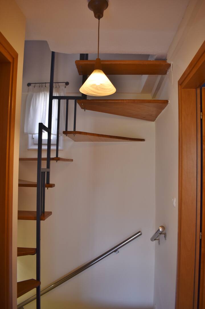 Vnútorné schodisko vedúce z prvého poschodia, kde sa v podkroví nachádzajú izby č. 1 a 2 (izba č.3)