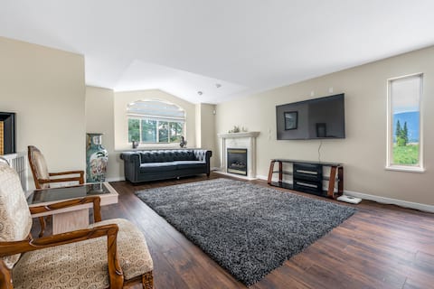 Spacious 6 Bedroom House in Pitt Meadows
