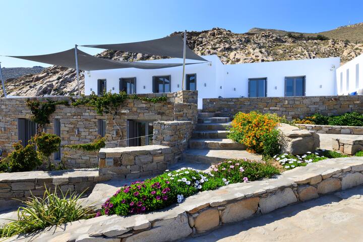 Wild Rock Deluxe Villa gallery image 2