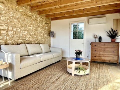 Top performing Airbnb: Private loft next to a Mas with garden and pool in Pernes Les Fontaines