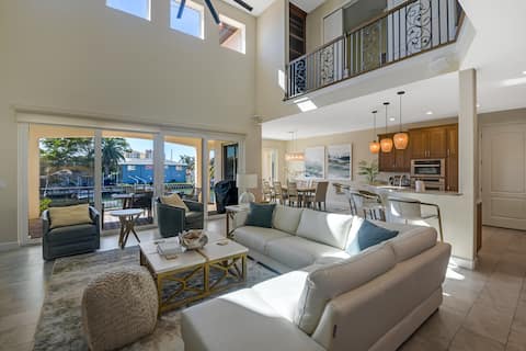 Luxe waterfront home, near beach