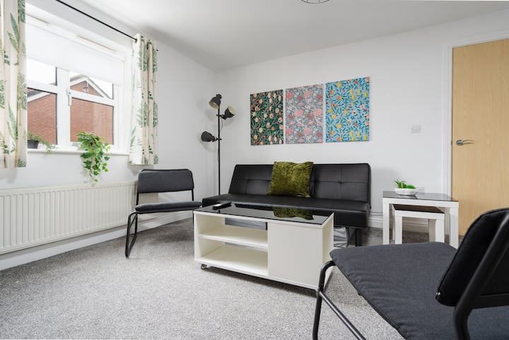 West Derby Work Stay | 724 Mbps Wifi | Freeparking - Guernsey